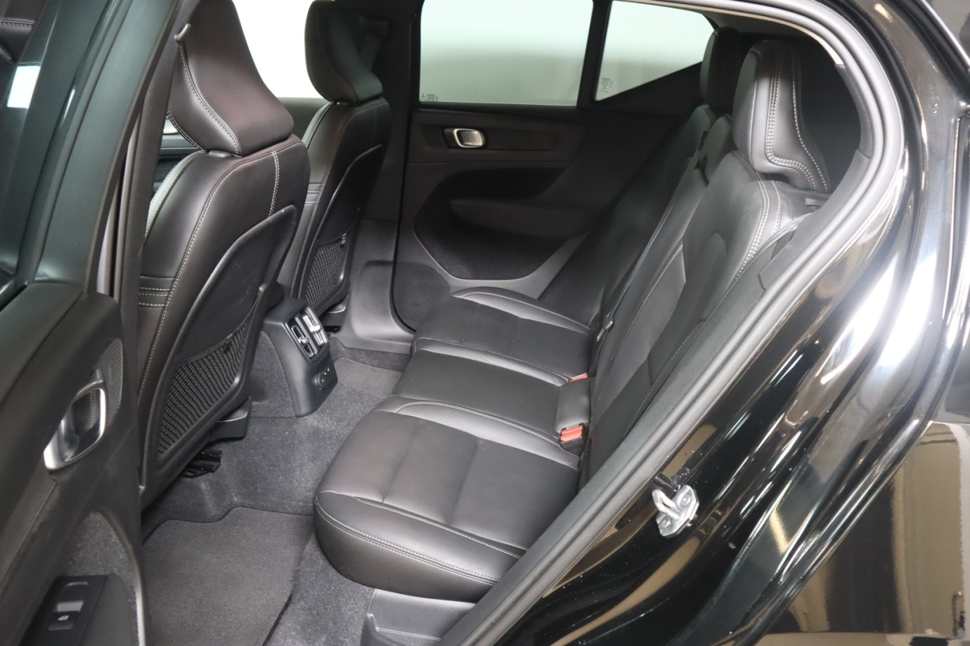 Esittelykuva VOLVO XC40 lataushybridiautosta.