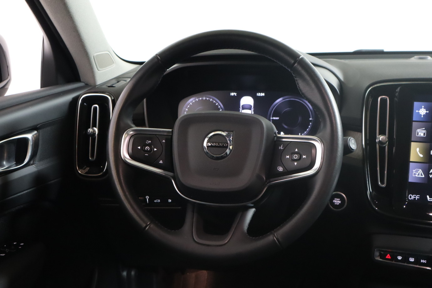 Esittelykuva VOLVO XC40 lataushybridiautosta.
