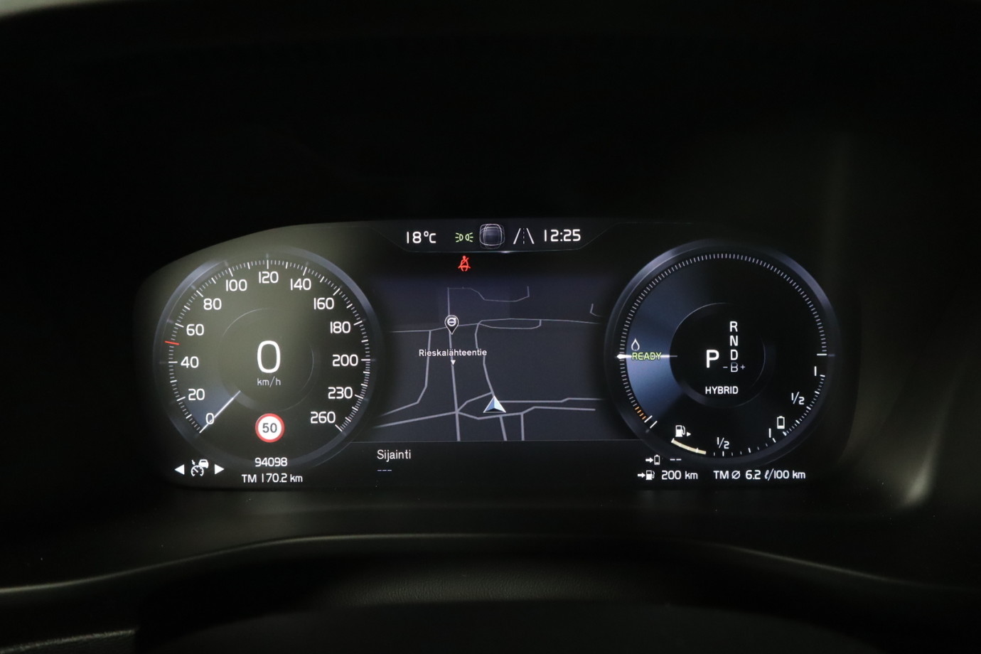 Esittelykuva VOLVO XC40 lataushybridiautosta.