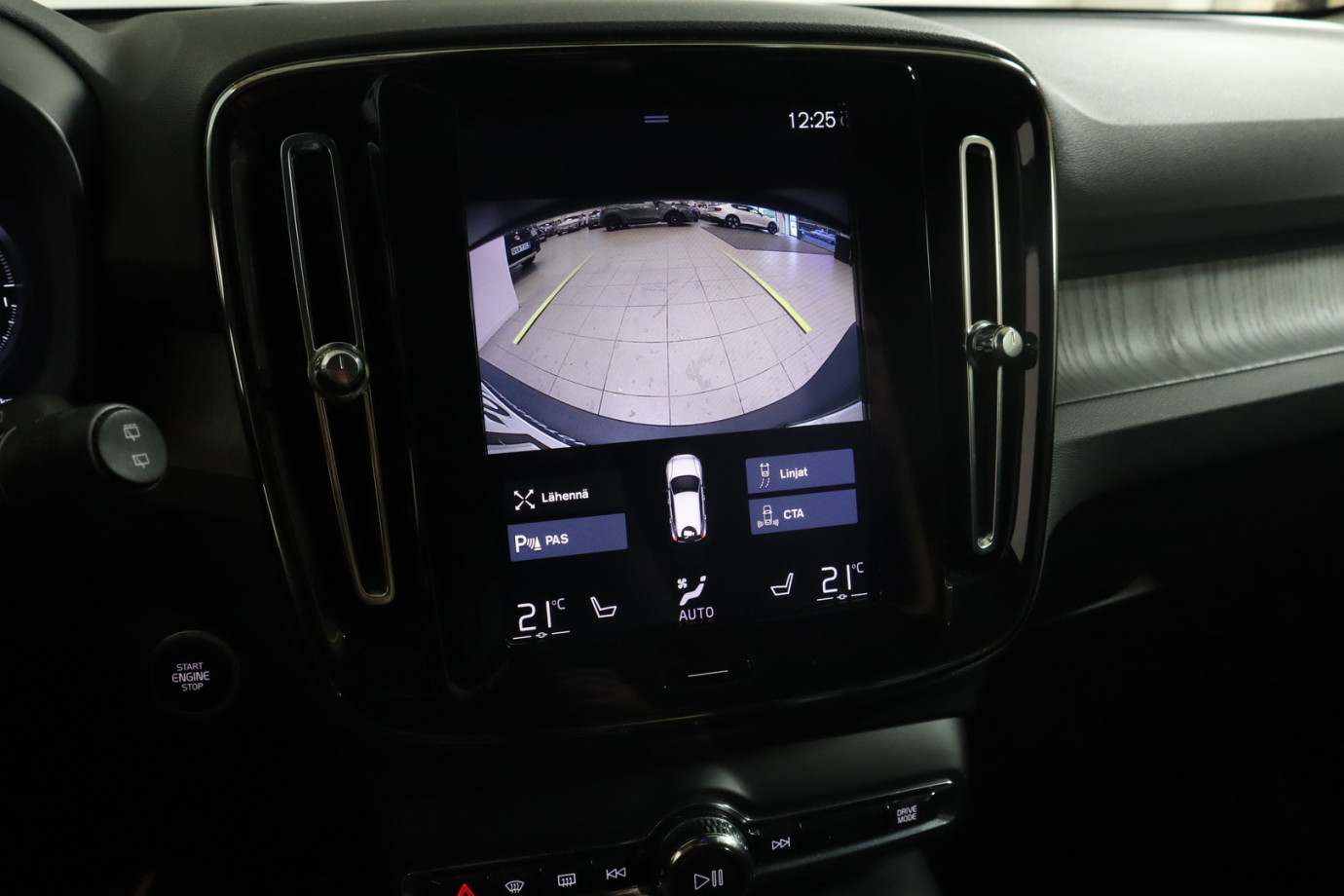 Esittelykuva VOLVO XC40 lataushybridiautosta.