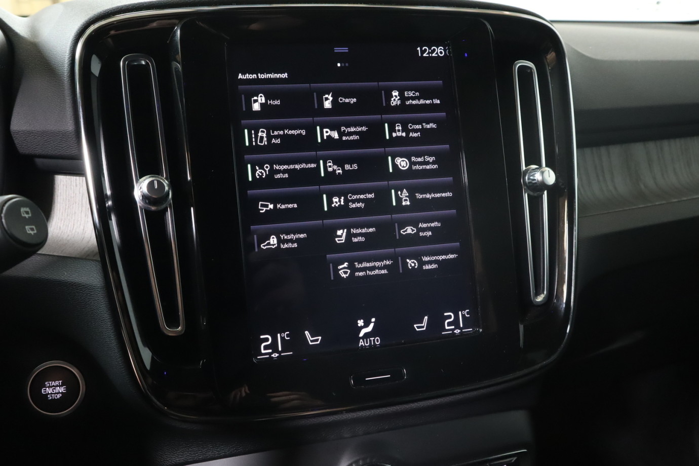 Esittelykuva VOLVO XC40 lataushybridiautosta.
