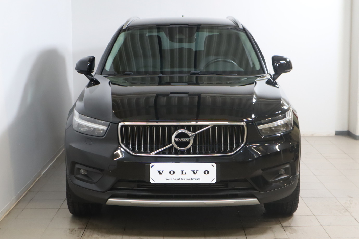 Esittelykuva VOLVO XC40 lataushybridiautosta.