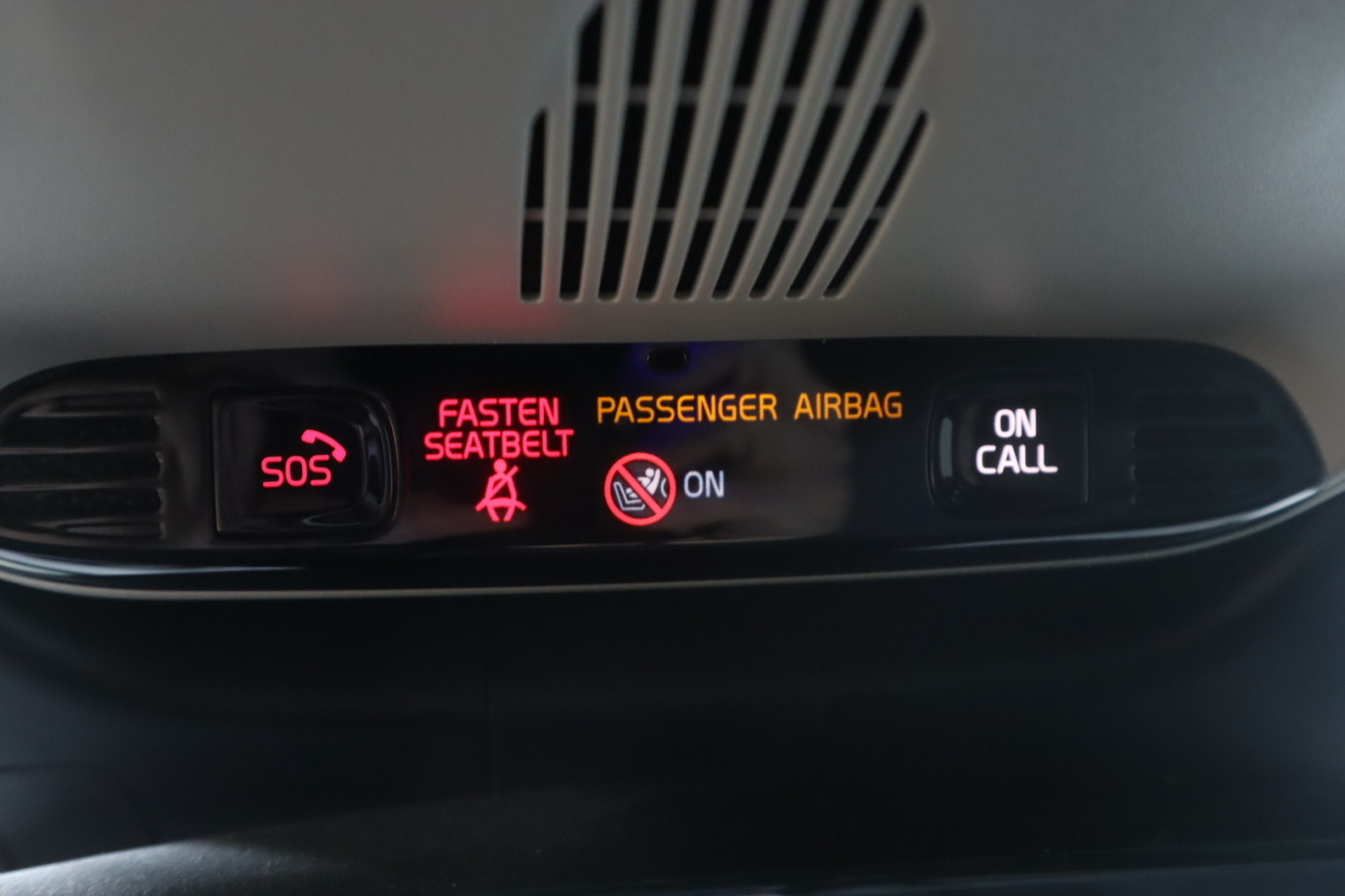 Esittelykuva VOLVO XC40 lataushybridiautosta.