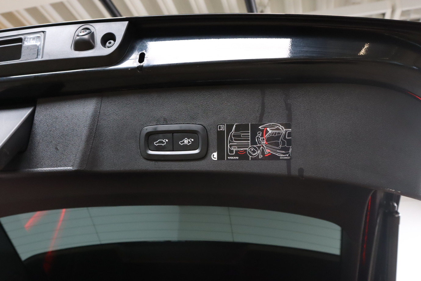 Esittelykuva VOLVO XC40 lataushybridiautosta.
