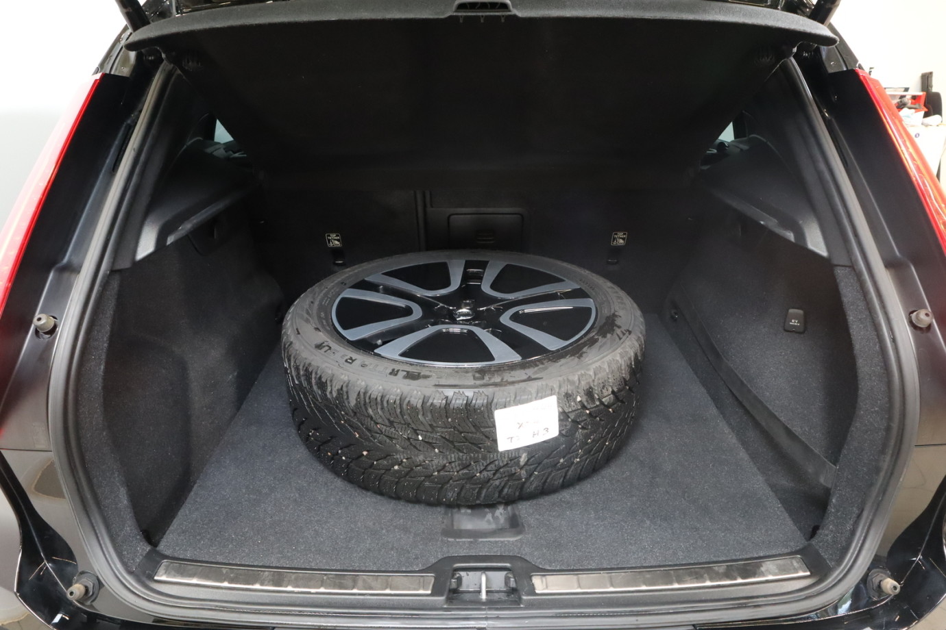 Esittelykuva VOLVO XC40 lataushybridiautosta.