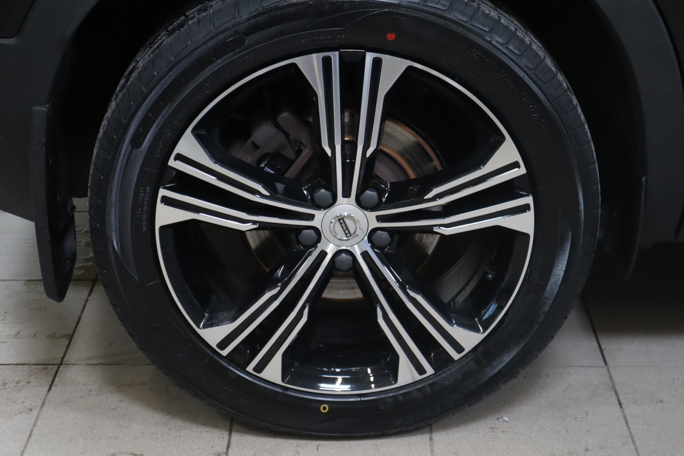 Esittelykuva VOLVO XC40 lataushybridiautosta.