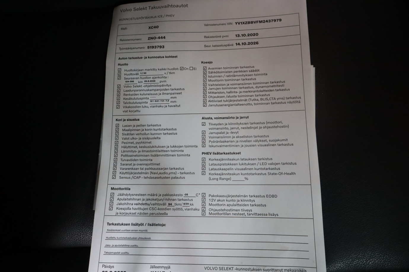 Esittelykuva VOLVO XC40 lataushybridiautosta.