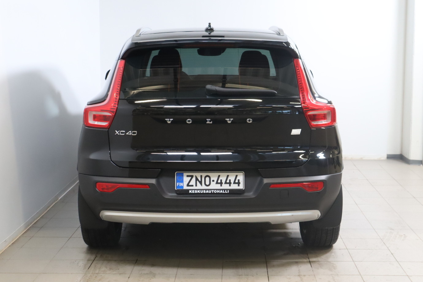 Esittelykuva VOLVO XC40 lataushybridiautosta.