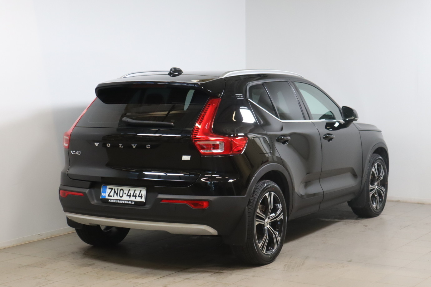 Esittelykuva VOLVO XC40 lataushybridiautosta.