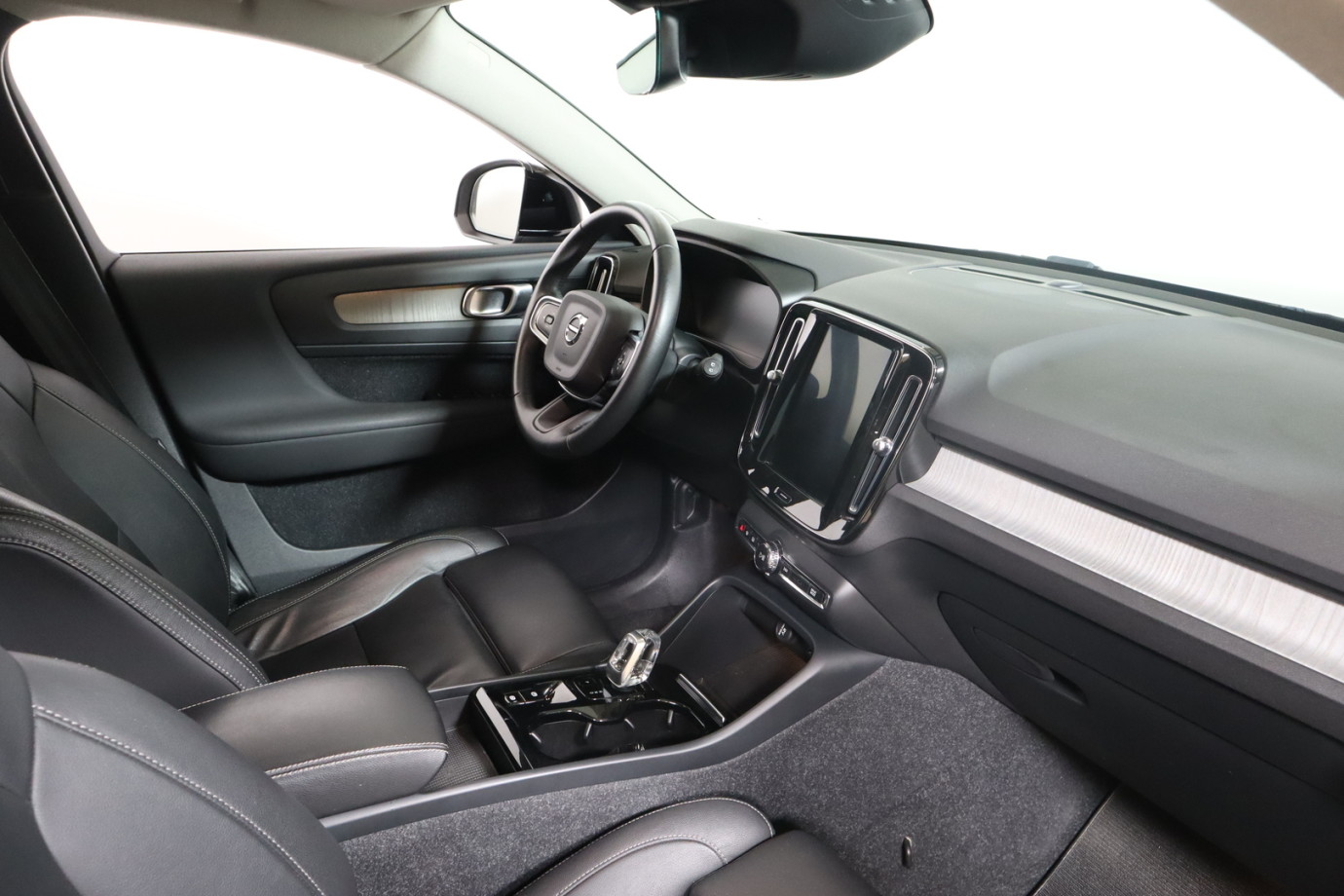 Esittelykuva VOLVO XC40 lataushybridiautosta.