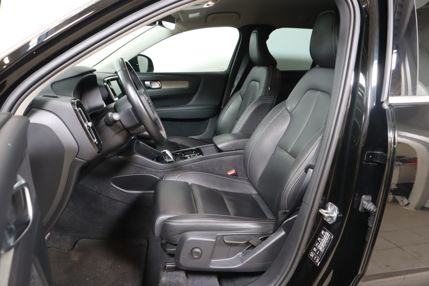 Esittelykuva VOLVO XC40 lataushybridiautosta.