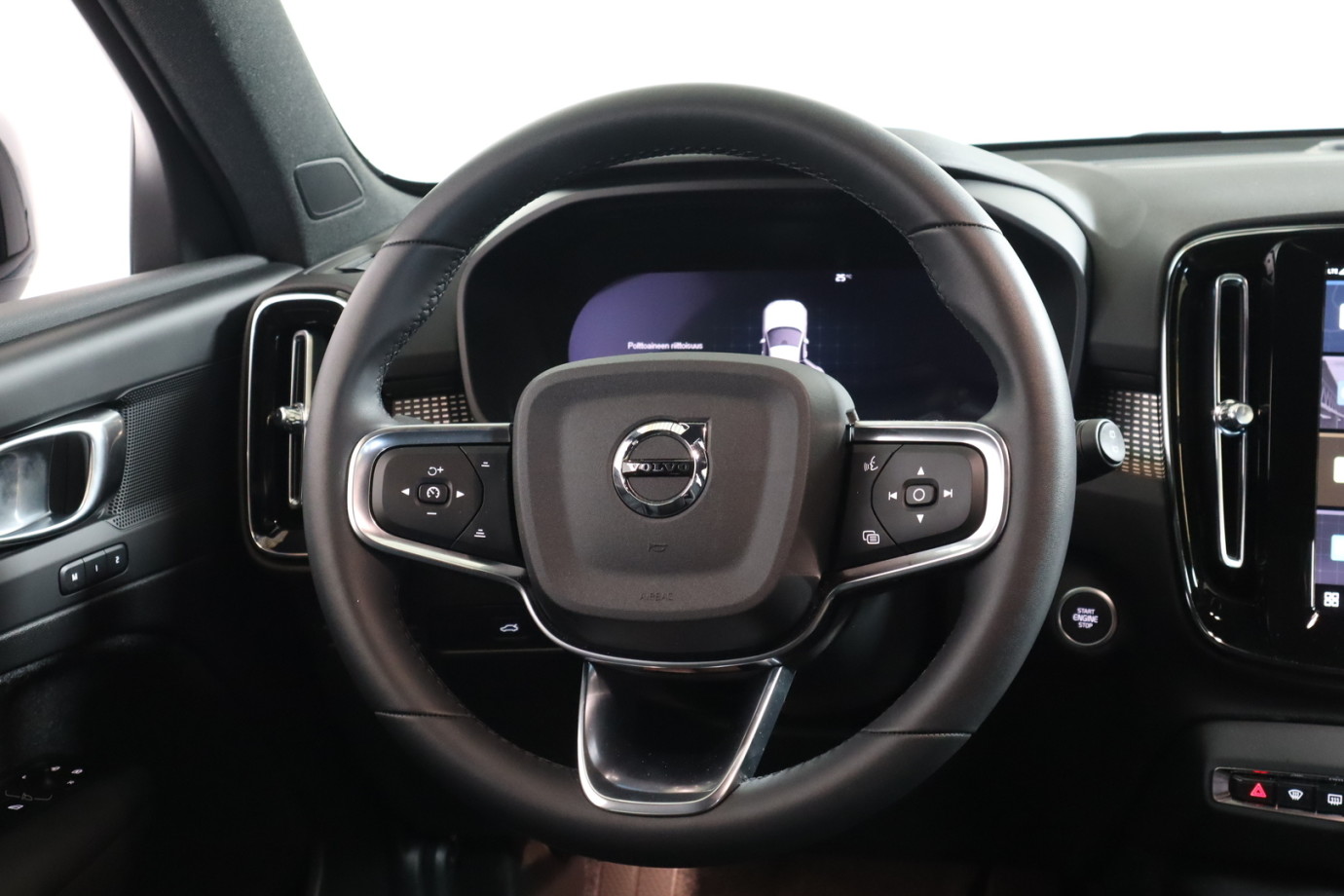 Esittelykuva VOLVO XC40 bensiiniautosta.