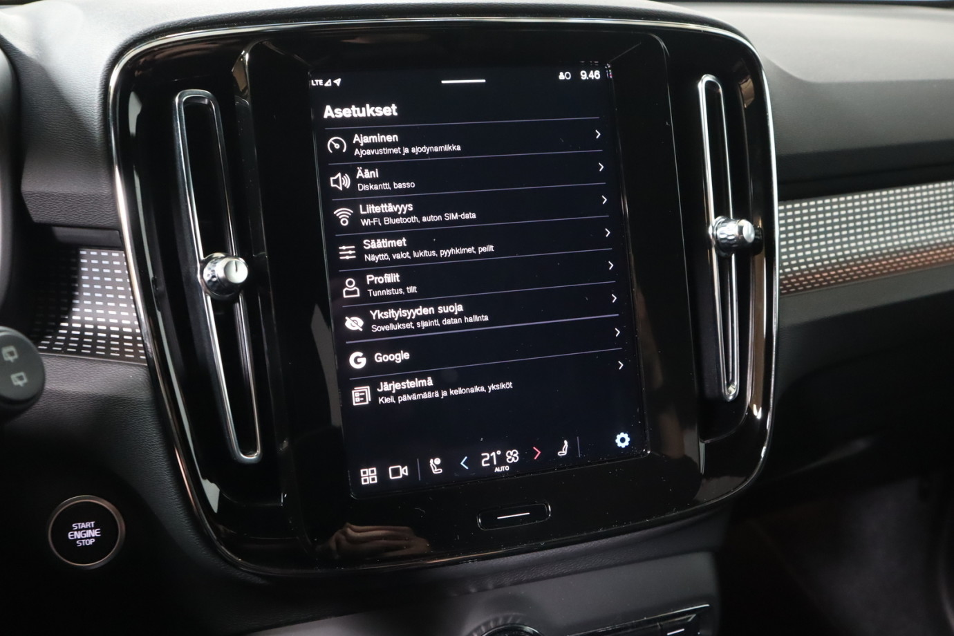 Esittelykuva VOLVO XC40 bensiiniautosta.