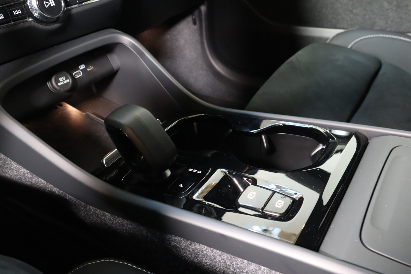 Esittelykuva VOLVO XC40 bensiiniautosta.