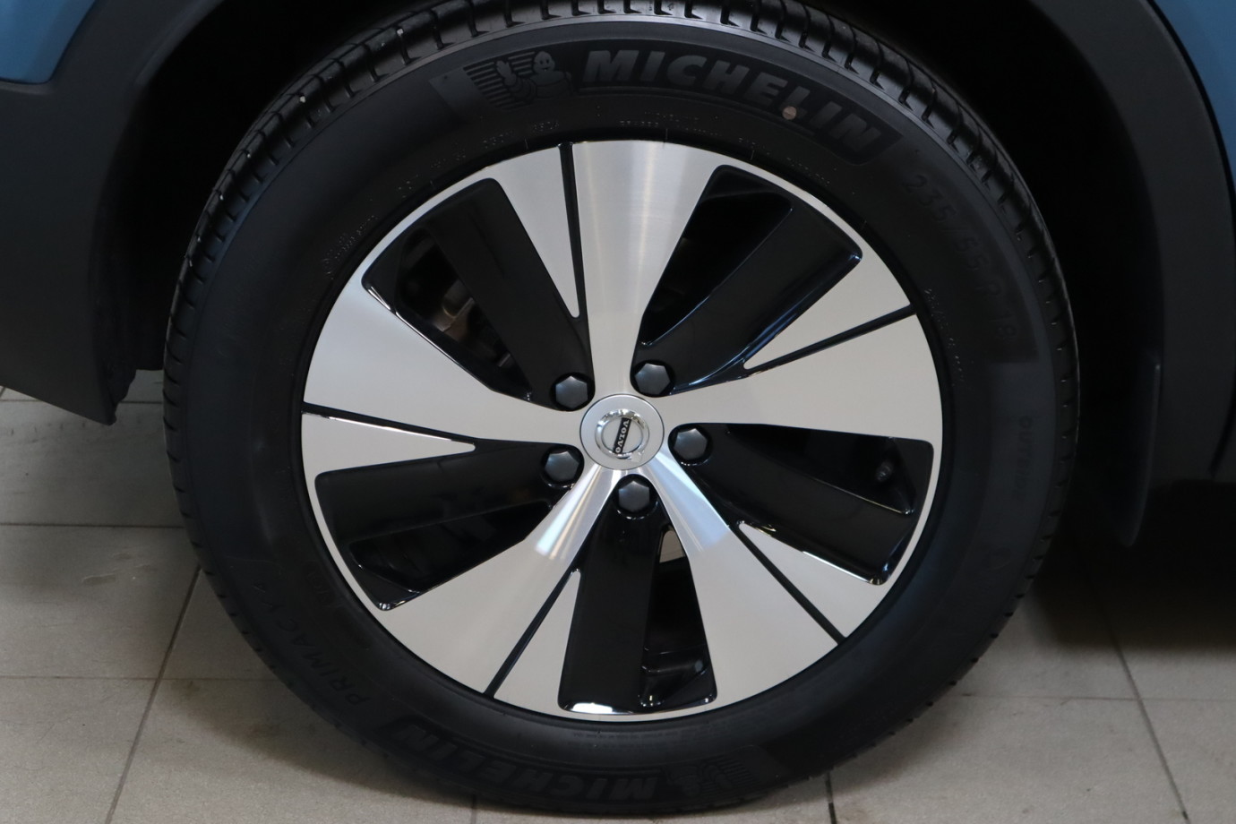 Esittelykuva VOLVO XC40 bensiiniautosta.