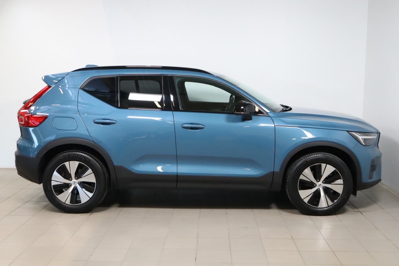 Esittelykuva VOLVO XC40 bensiiniautosta.