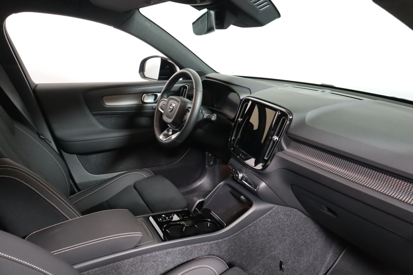 Esittelykuva VOLVO XC40 bensiiniautosta.