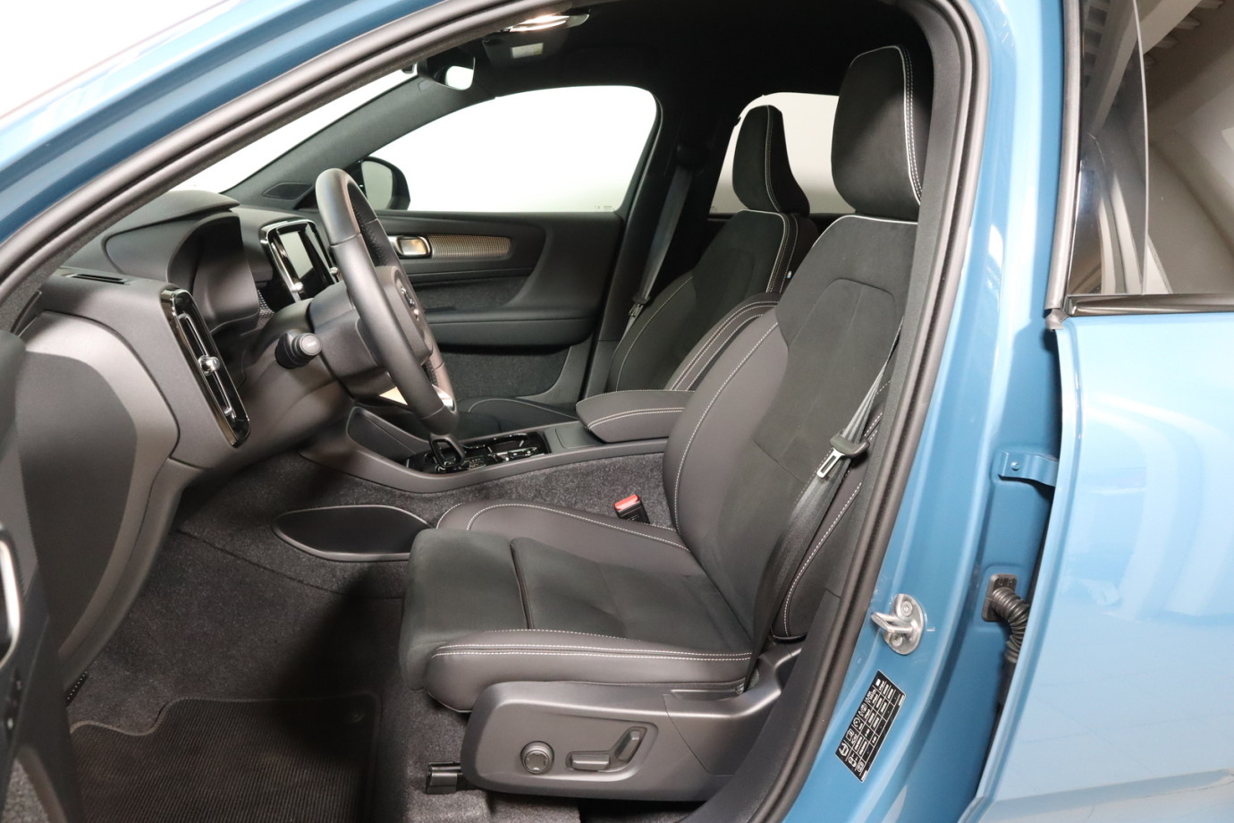 Esittelykuva VOLVO XC40 bensiiniautosta.
