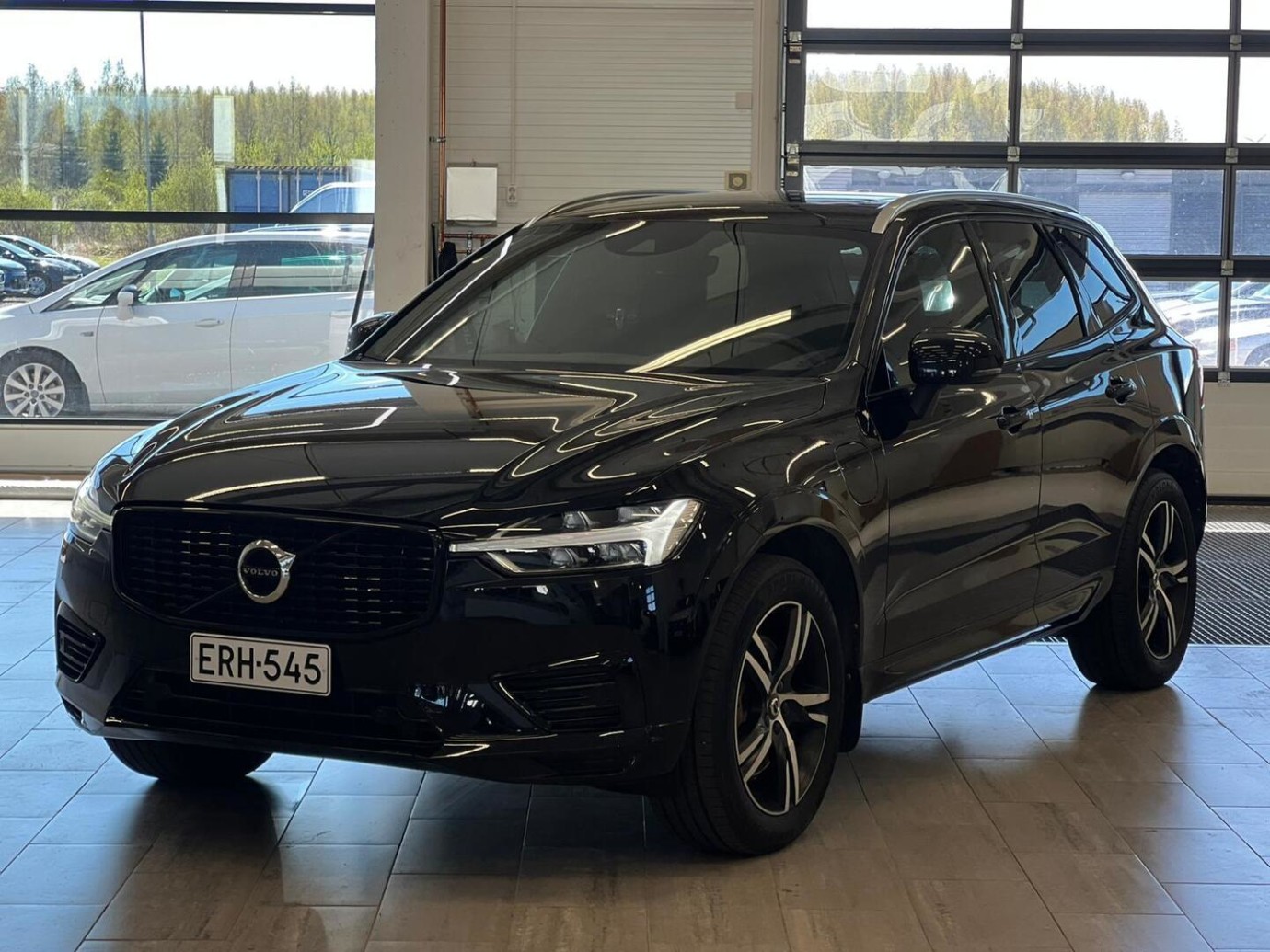 Esittelykuva VOLVO XC60 lataushybridiautosta.