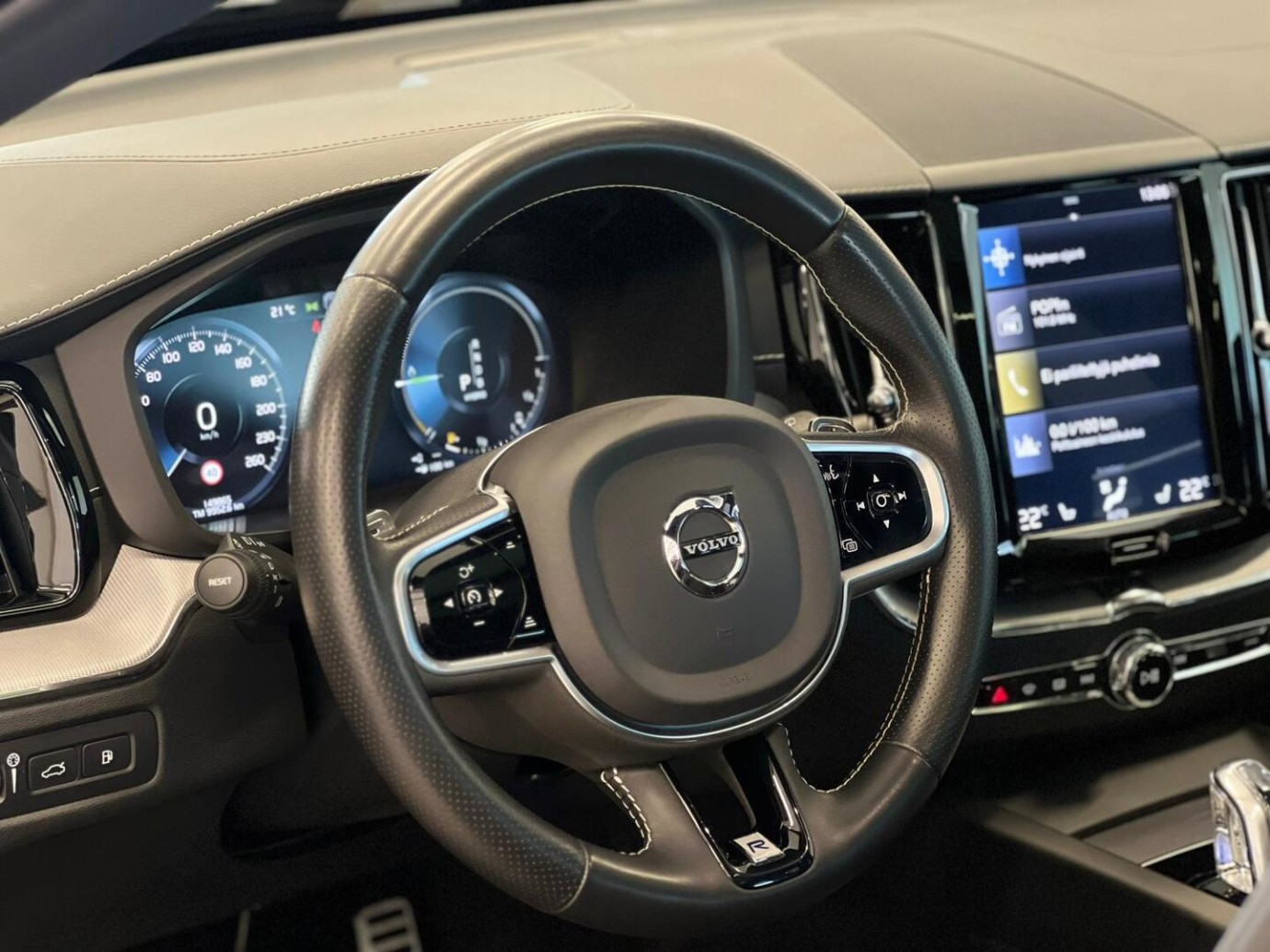 Esittelykuva VOLVO XC60 lataushybridiautosta.