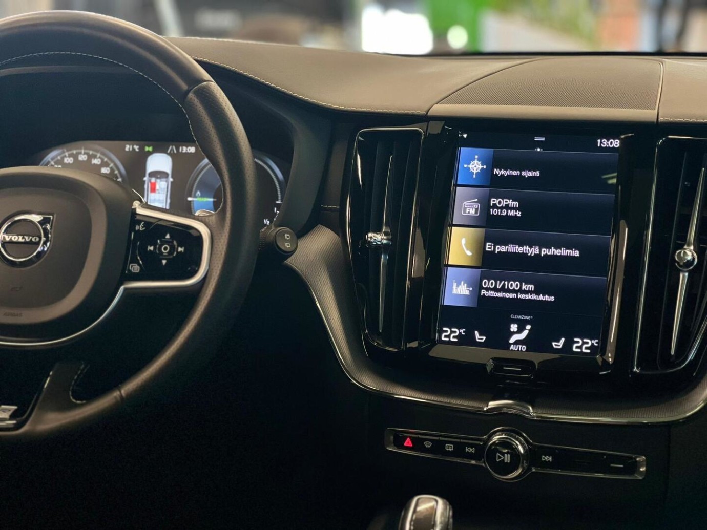 Esittelykuva VOLVO XC60 lataushybridiautosta.