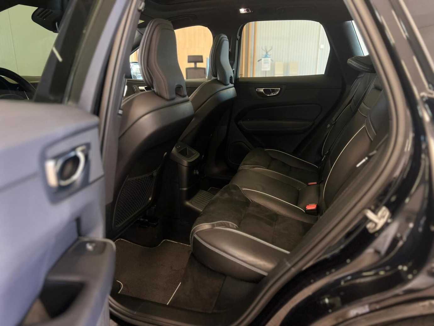 Esittelykuva VOLVO XC60 lataushybridiautosta.