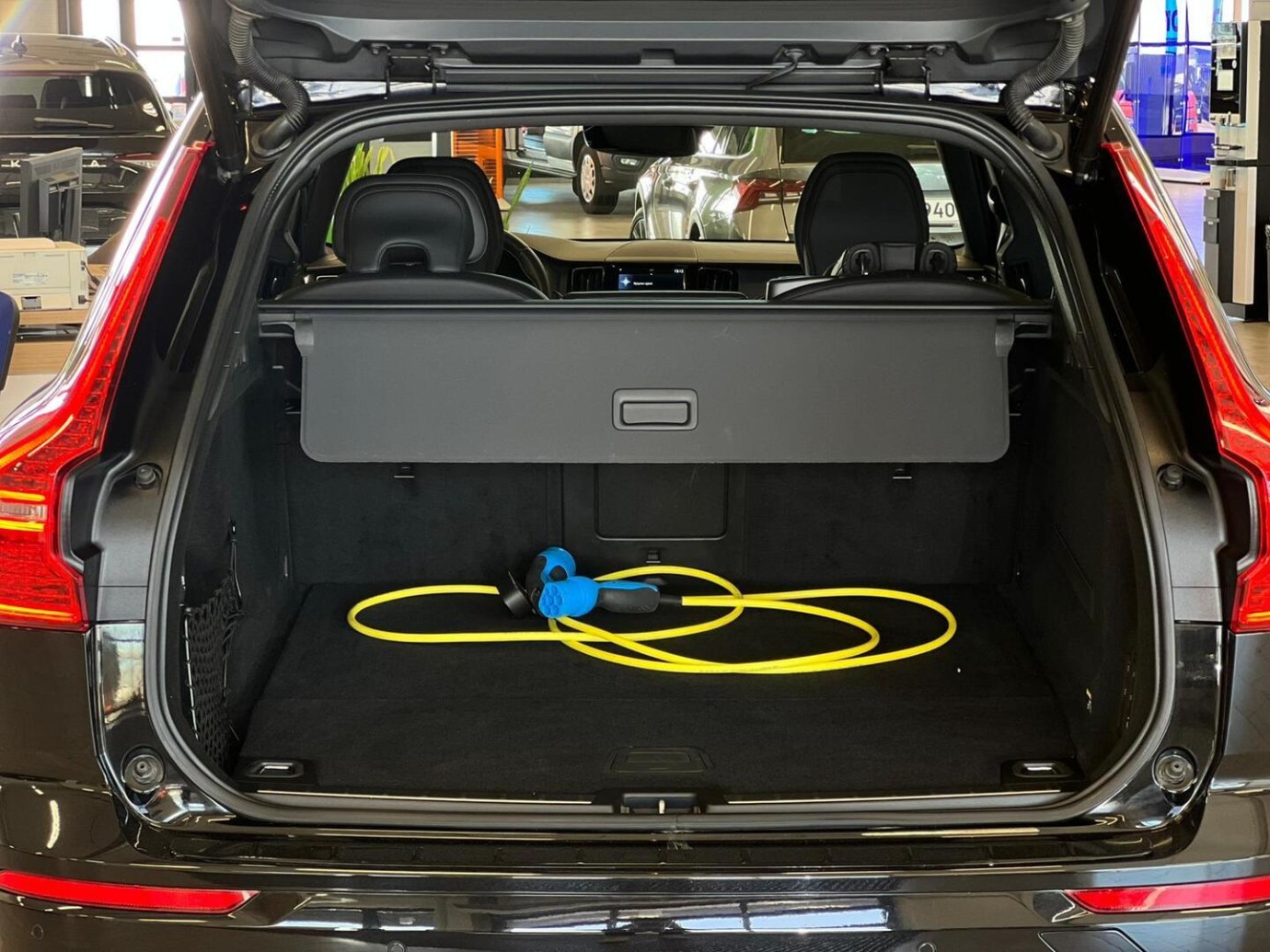 Esittelykuva VOLVO XC60 lataushybridiautosta.