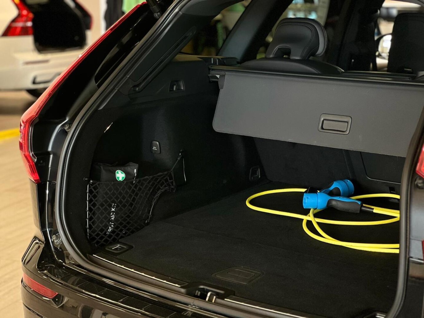 Esittelykuva VOLVO XC60 lataushybridiautosta.
