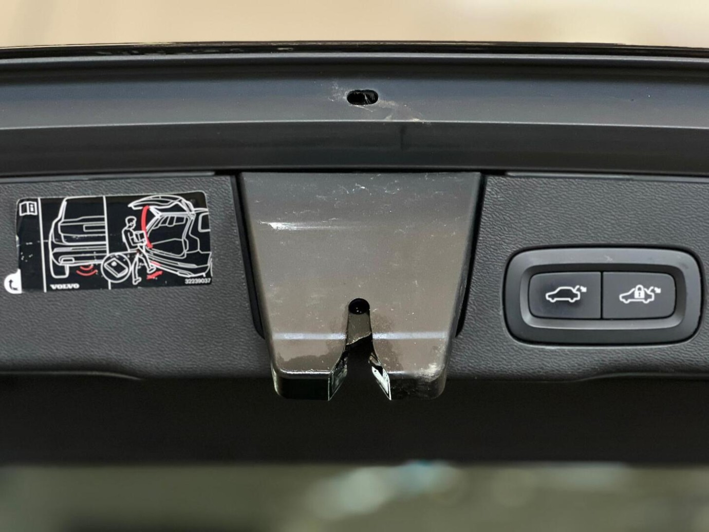 Esittelykuva VOLVO XC60 lataushybridiautosta.