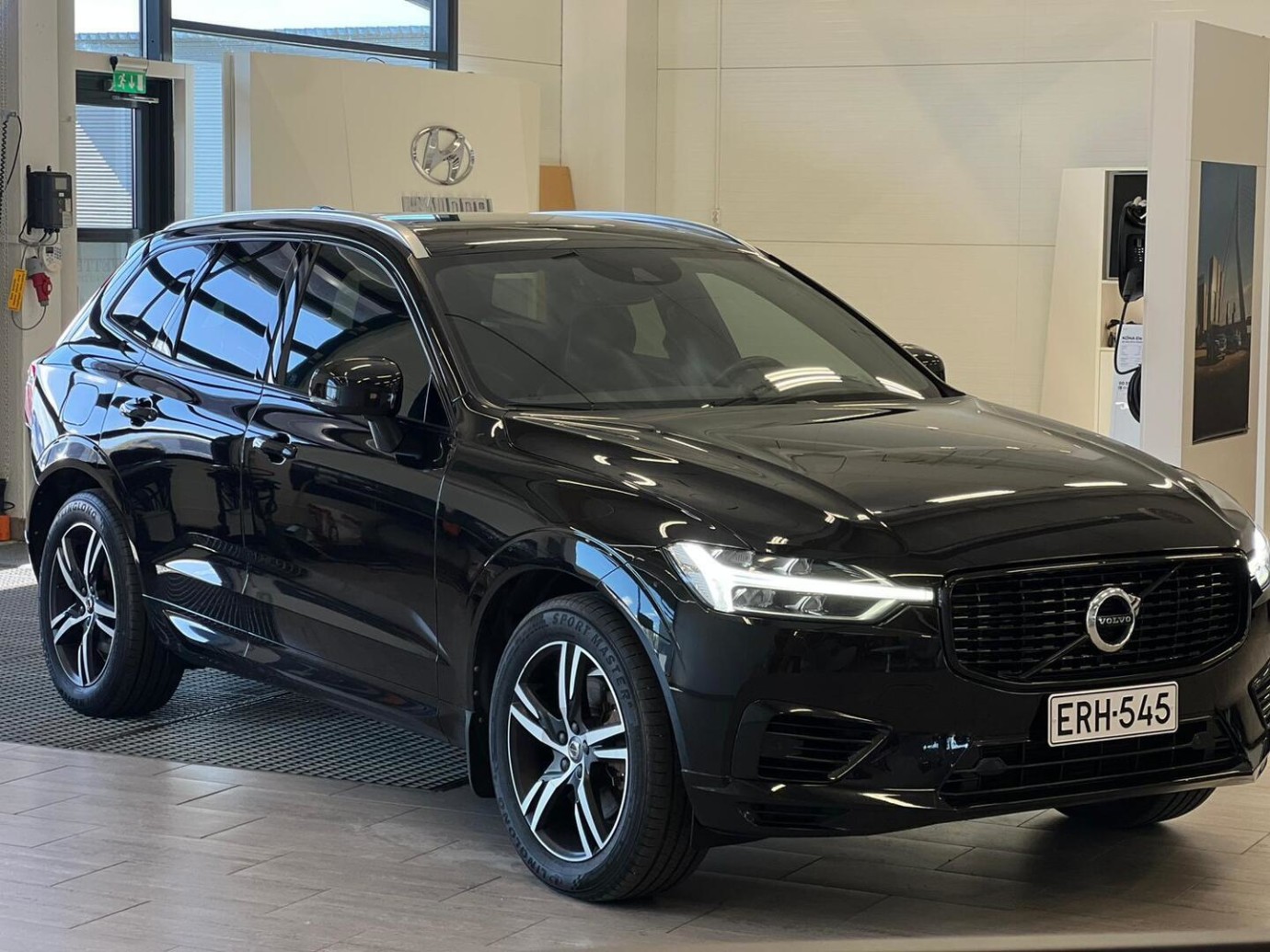 Esittelykuva VOLVO XC60 lataushybridiautosta.