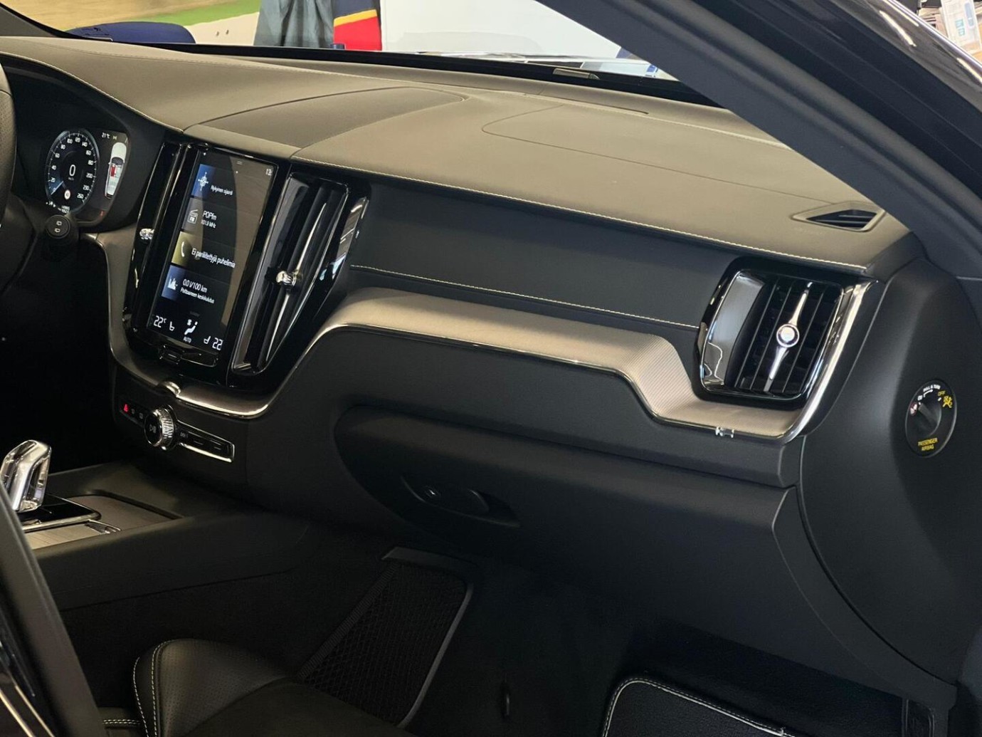 Esittelykuva VOLVO XC60 lataushybridiautosta.