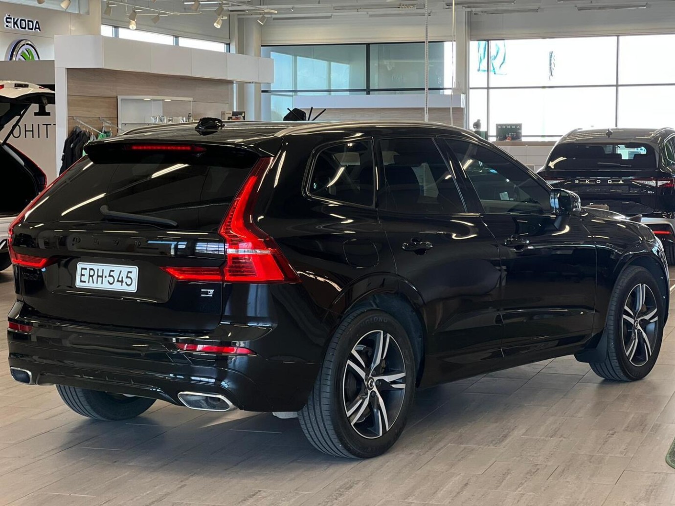 Esittelykuva VOLVO XC60 lataushybridiautosta.