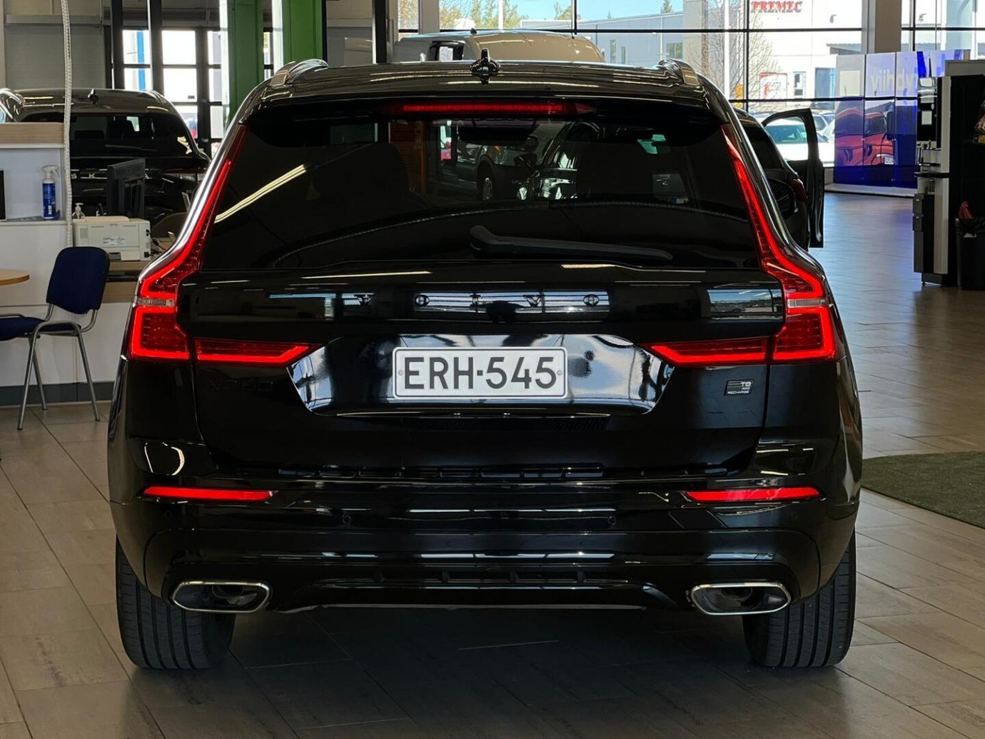 Esittelykuva VOLVO XC60 lataushybridiautosta.