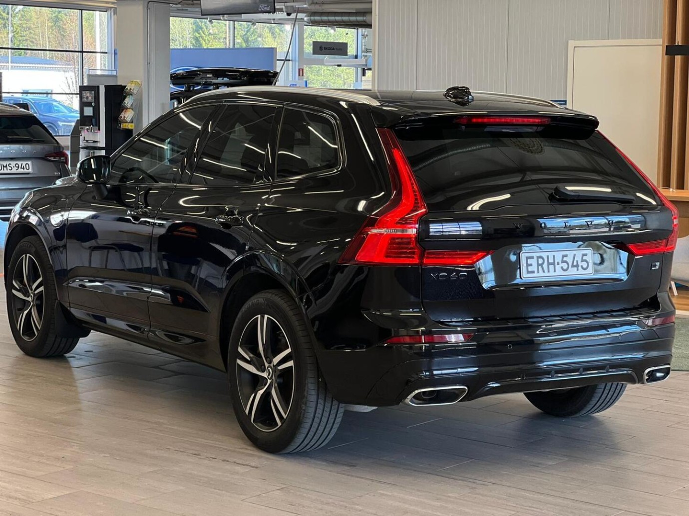 Esittelykuva VOLVO XC60 lataushybridiautosta.