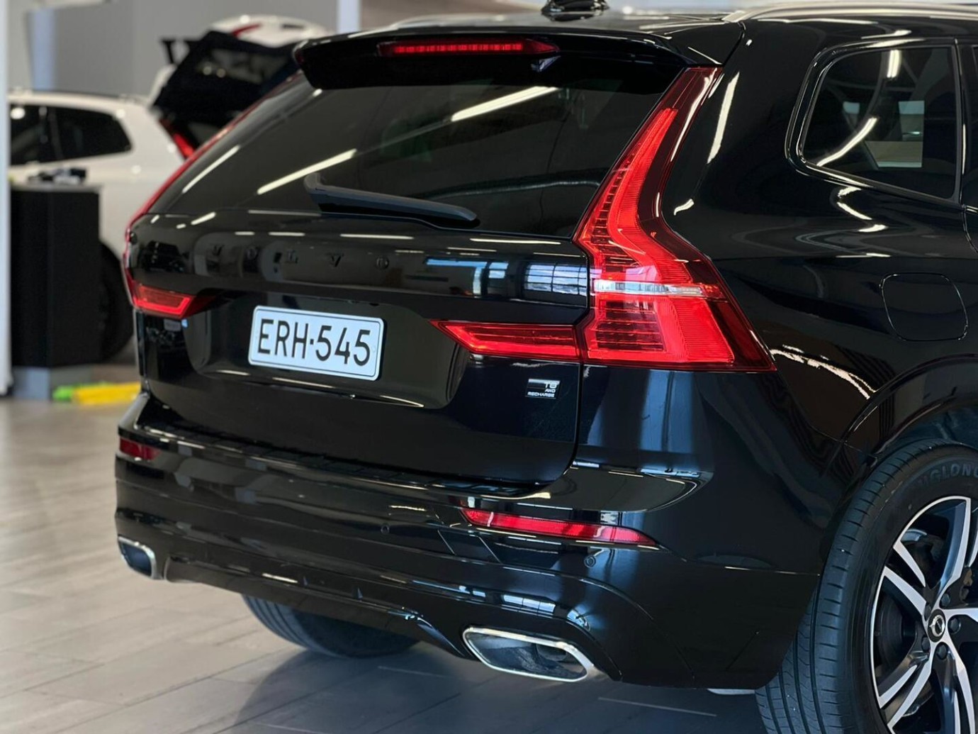 Esittelykuva VOLVO XC60 lataushybridiautosta.