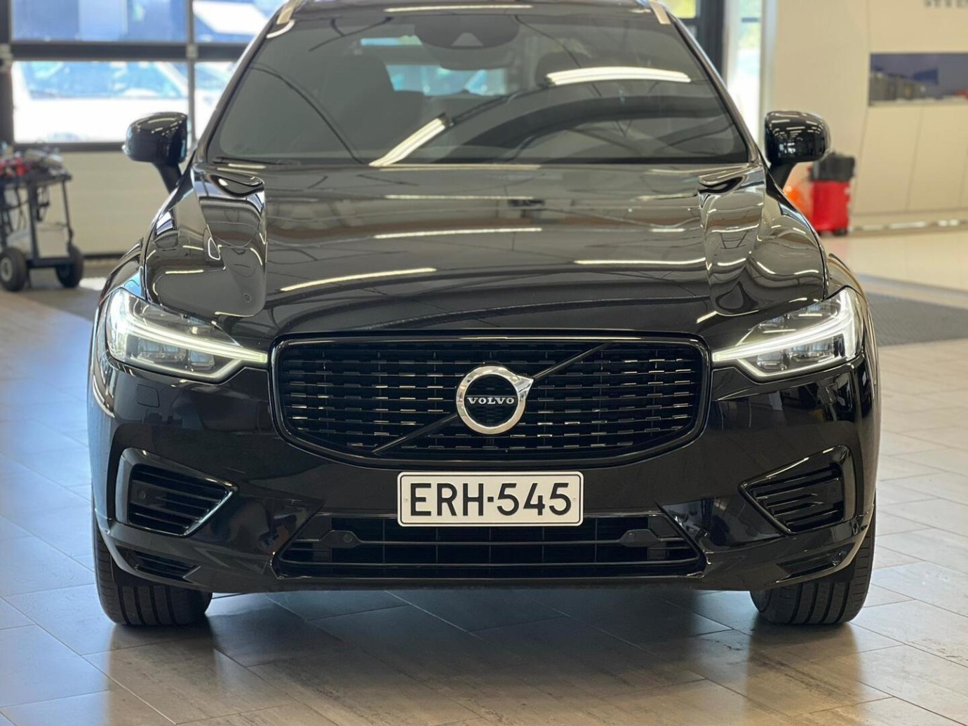 Esittelykuva VOLVO XC60 lataushybridiautosta.