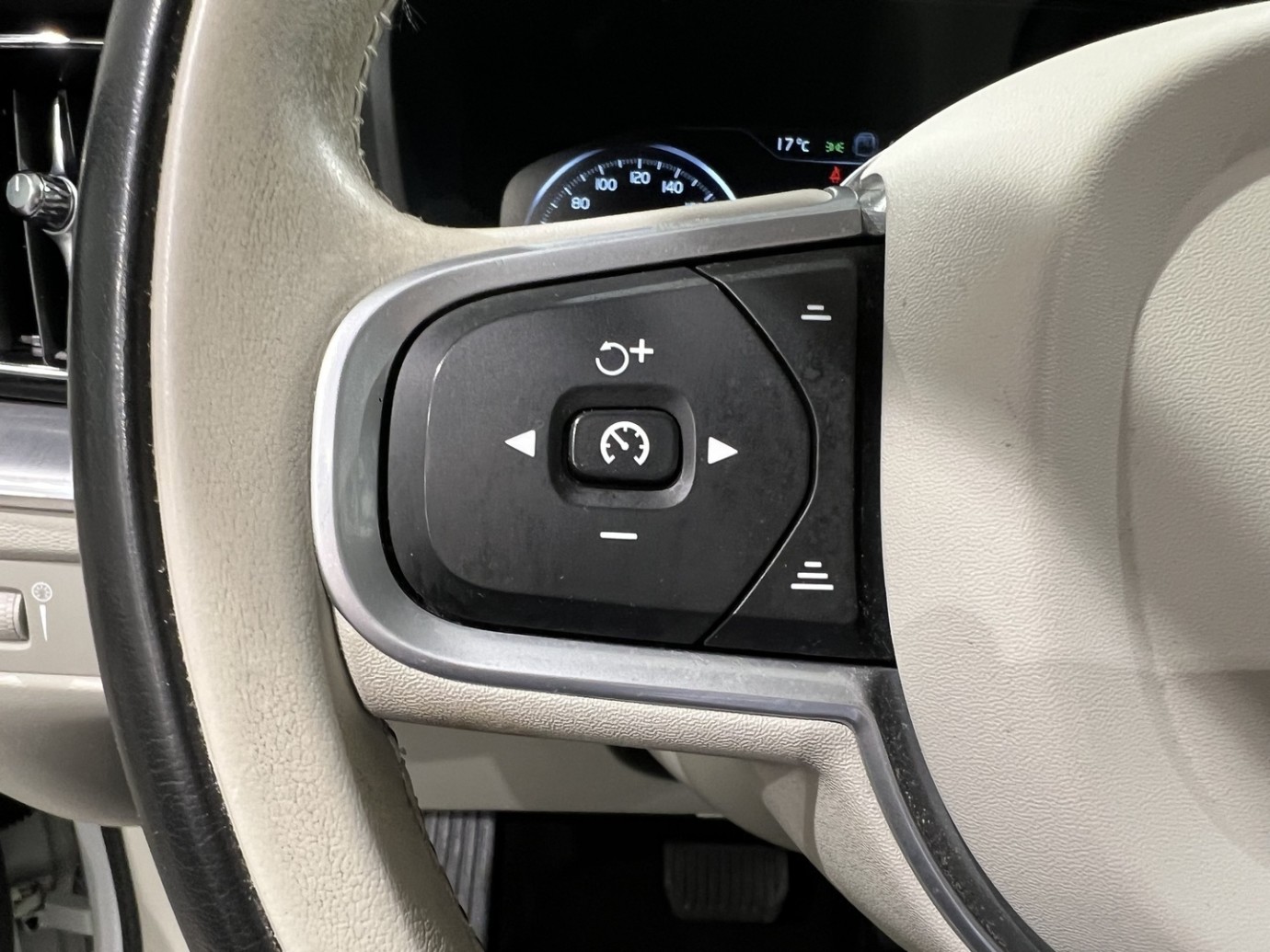 Esittelykuva VOLVO XC60 dieselautosta.