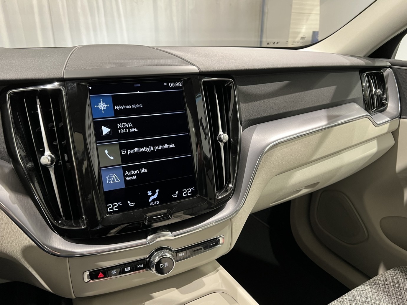 Esittelykuva VOLVO XC60 dieselautosta.