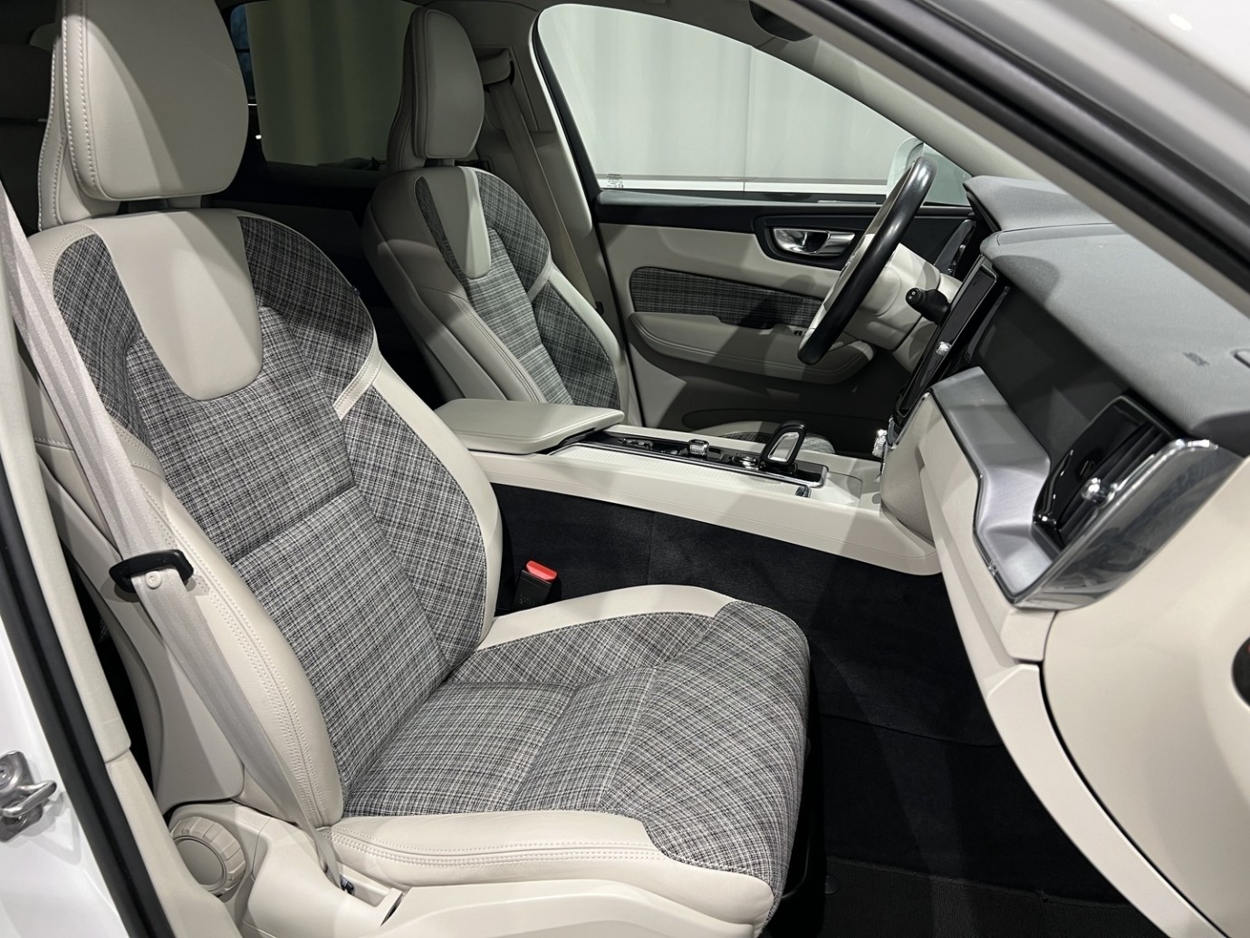 Esittelykuva VOLVO XC60 dieselautosta.