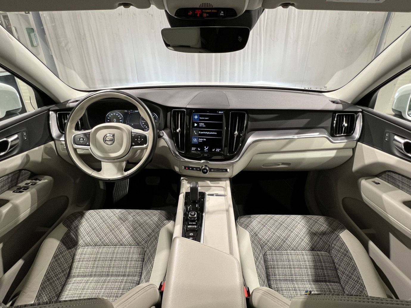 Esittelykuva VOLVO XC60 dieselautosta.