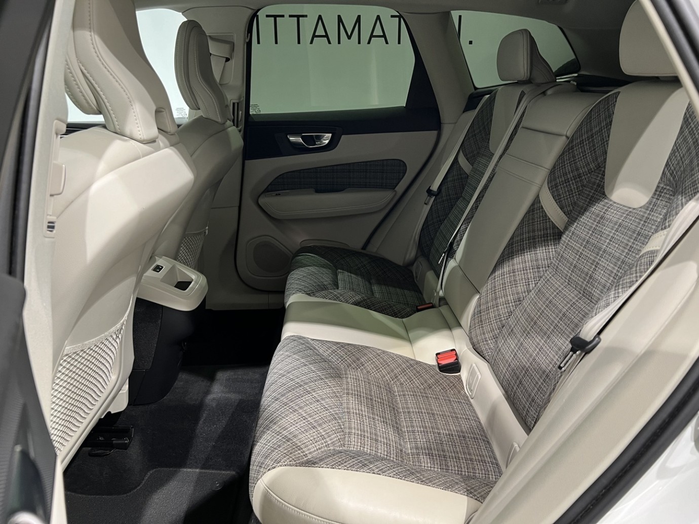 Esittelykuva VOLVO XC60 dieselautosta.