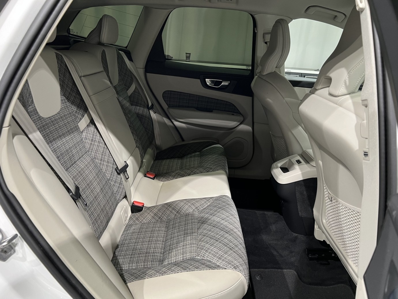 Esittelykuva VOLVO XC60 dieselautosta.