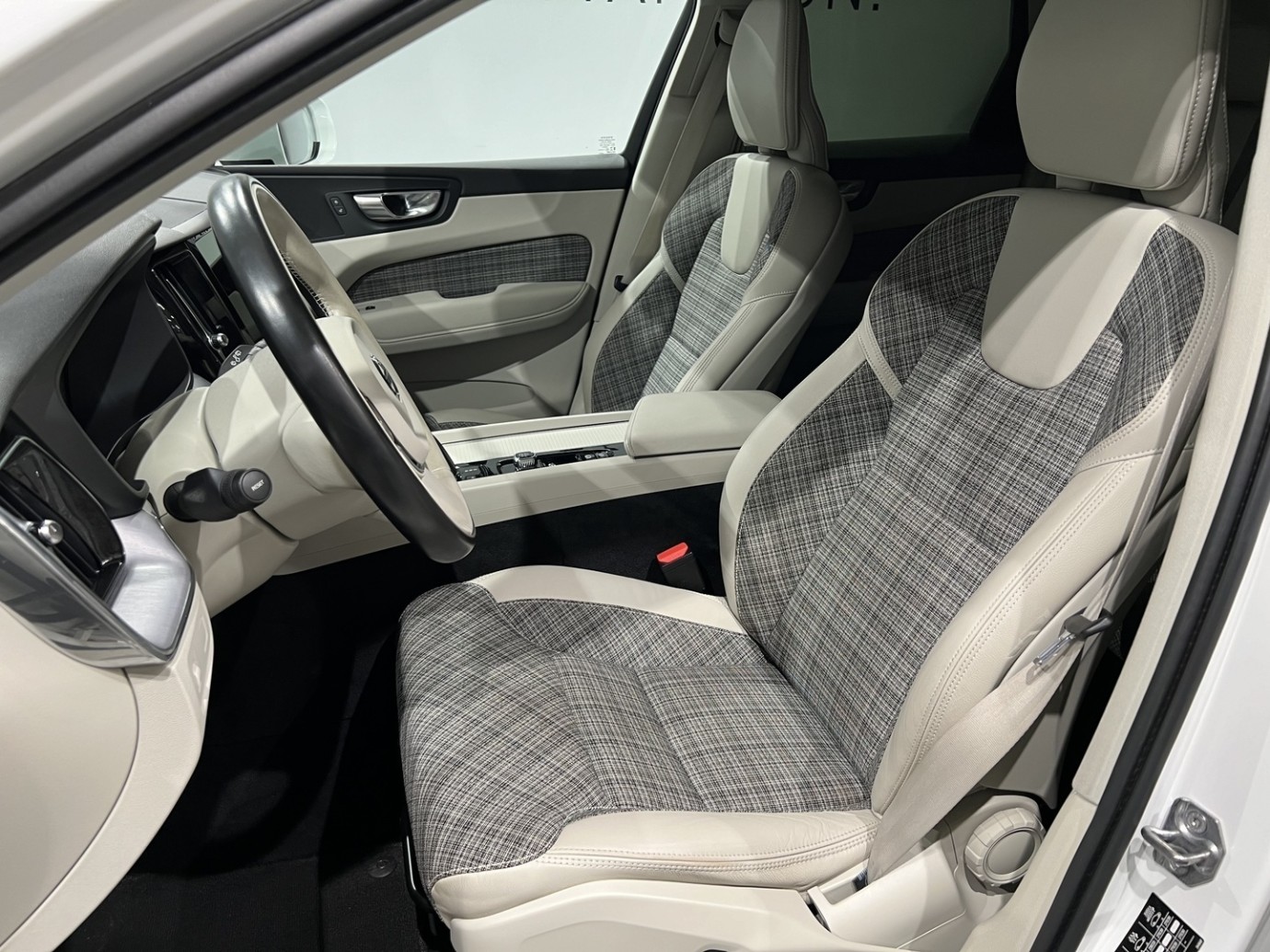 Esittelykuva VOLVO XC60 dieselautosta.