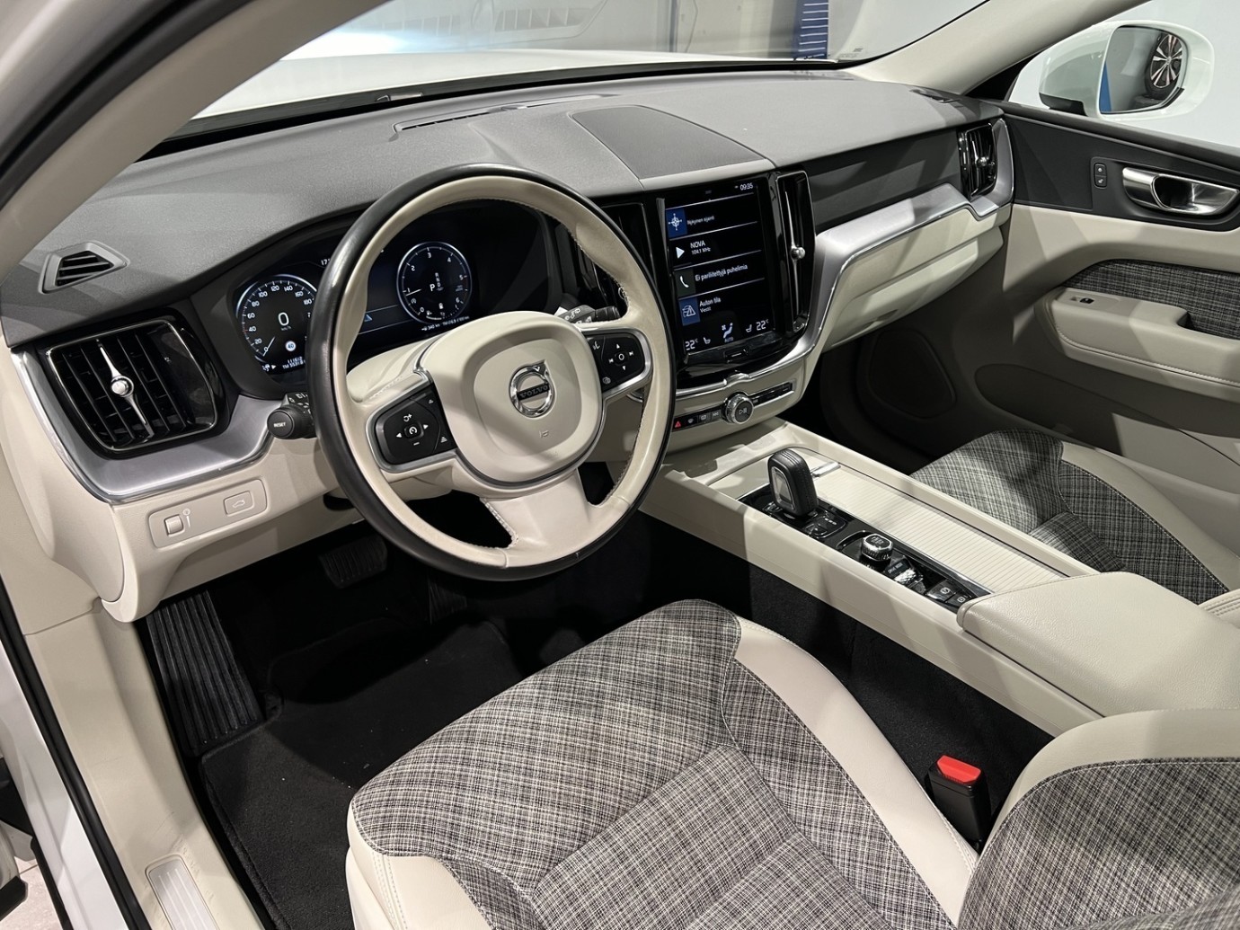Esittelykuva VOLVO XC60 dieselautosta.