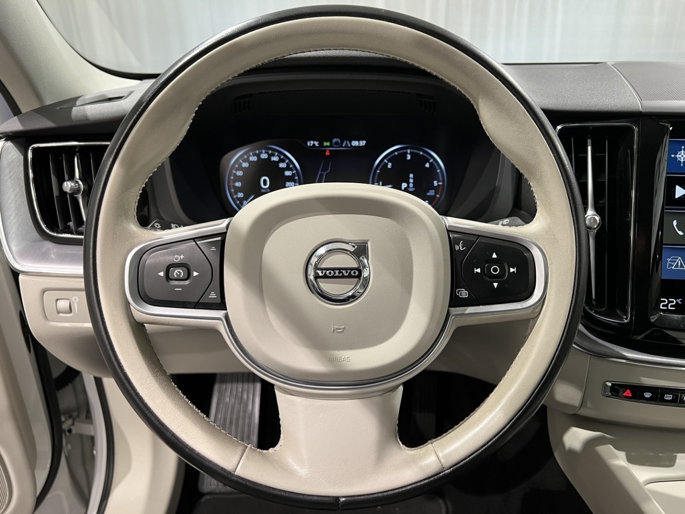 Esittelykuva VOLVO XC60 dieselautosta.