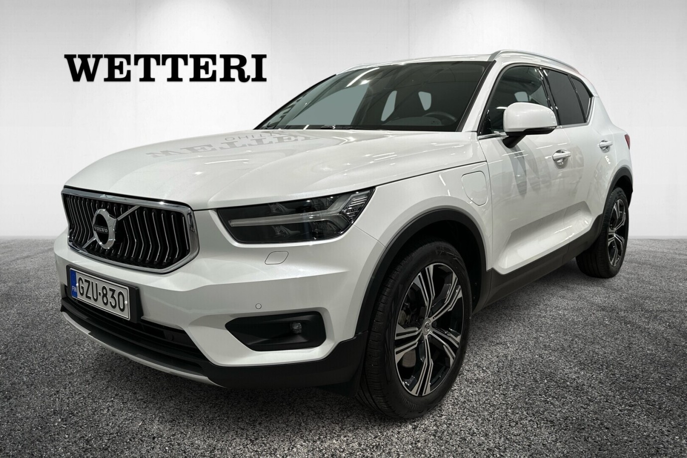 Esittelykuva VOLVO XC40 lataushybridiautosta.