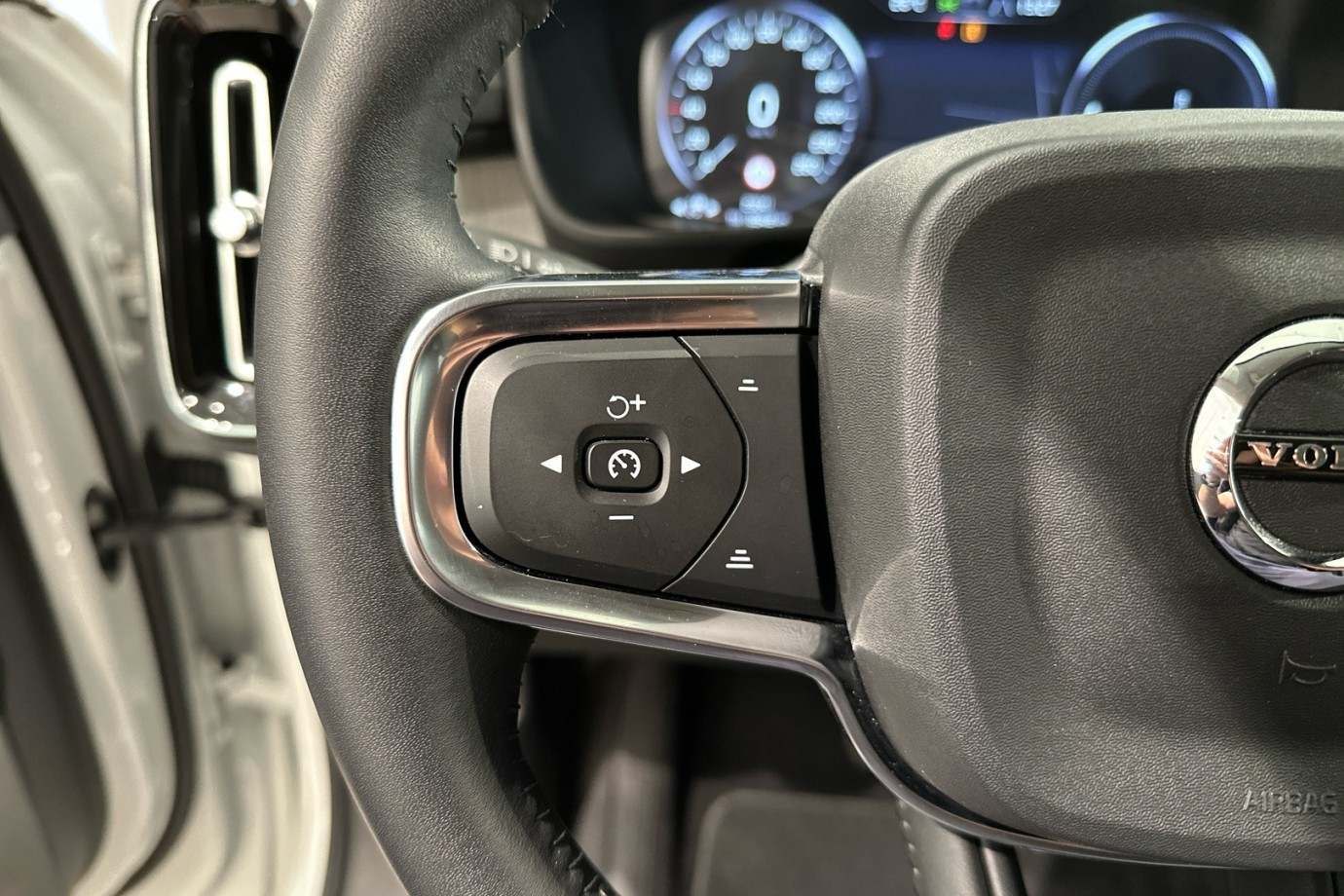Esittelykuva VOLVO XC40 lataushybridiautosta.