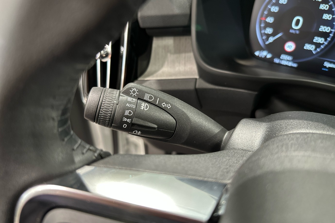Esittelykuva VOLVO XC40 lataushybridiautosta.
