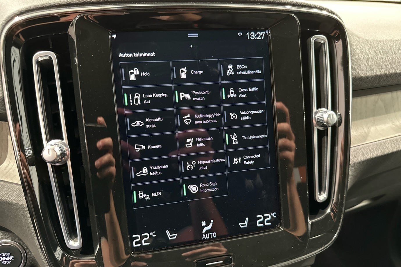 Esittelykuva VOLVO XC40 lataushybridiautosta.
