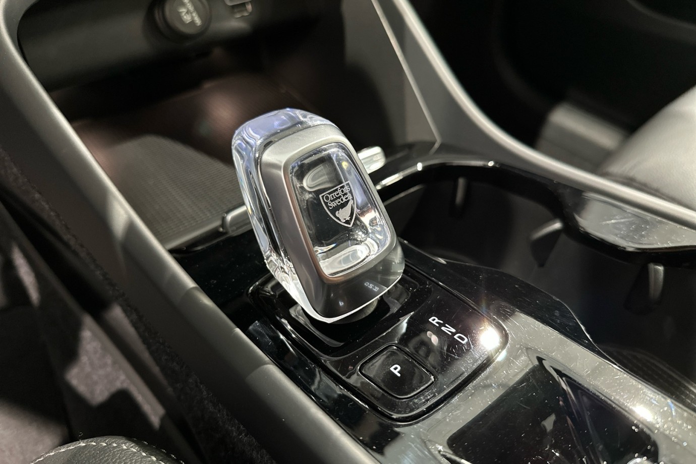 Esittelykuva VOLVO XC40 lataushybridiautosta.